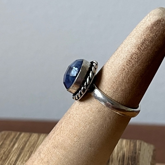 FACETED SAPPHIRE GEMSTONE RING STAMPED 925 SILVER PLATED SIZE 6.25 - Picture 8 of 10